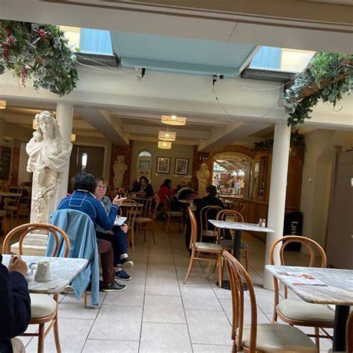Does compton verney have a cafe?