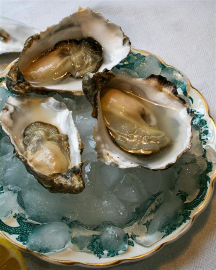 Should oysters be chewed or swallowed?
