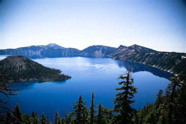 What lake is in farwell?