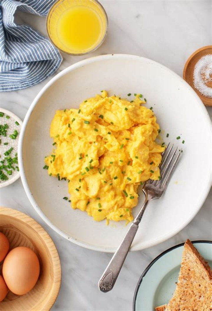 What to add to scrambled eggs?